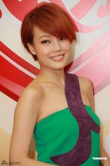 组图：容祖儿林峰为慈善开唱 高海宁性感吸眼球