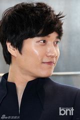 组图：韩星金多炫办小型音乐会与粉丝亲密互动