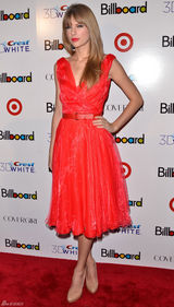 高清图：年度女人音乐奖泰勒-斯威夫特红裙美艳