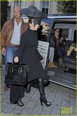 组图：Gaga夸张三角帽遮视线 当街撩裙秀美腿