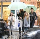 组图：凯特-莫斯举家出行 丈夫寸步不离爱意浓