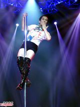 组图：60岁退休男干部挑战钢管舞 舞姿不输职业舞者