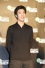 幻灯：王力宏上海出席代言活动 和粉丝分享护肤心得