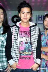 组图：柯有纶为服装助阵演出 透露新专辑12月发行