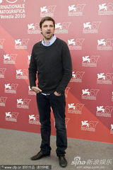 《三》媒体见面会 苏菲-罗艺斯获两男星揽腰护花