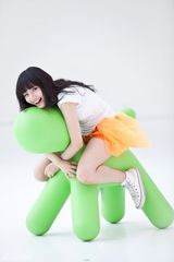 组图：刘惜君清新还原本真 春色小木马重拾童趣