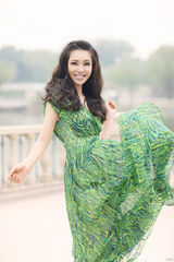 组图：孔维杂志时尚写真 清新诠释夏日美好心情