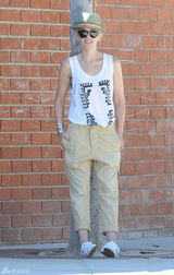 组图：酷妈格温-斯蒂芬妮带儿子公园玩耍