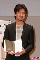 组图：陈柏霖黑色西装现身 脚穿雨靴造型混搭