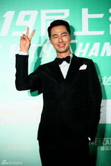 组图：韩星赵寅成上海电视节卖萌耍酷逗粉丝