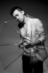 组图：王学兵黑白写真曝光 硬朗男人不失童趣