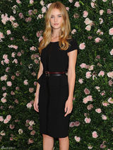 组图：罗茜-汉丁顿-惠特莉黑裙亮相妩媚