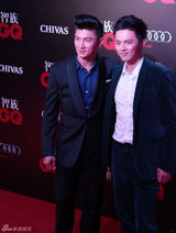 组图：吴奇隆叶祖新亮相GQ红毯引粉丝追捧