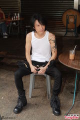 组图：王君馨拍枪战戏 保护男主黄子华