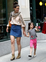 组图：小苏瑞与妈妈凯蒂牵手逛街