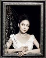 组图：樊蕊画中画写真大片 冰肌雪肤美胸性感