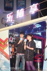 幻灯图：三路明星同日玩乐 三地路演比拼人气