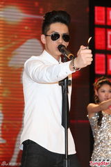 组图：宝弟献唱亡父高凌风歌曲数度哽咽