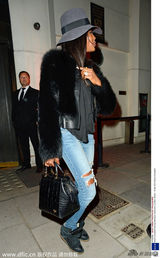 组图：黑珍珠坎贝尔裹皮草贵妇范儿 无惧被拍