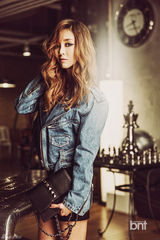 组图：韩歌手G.NA时尚写真演绎性感朋克风