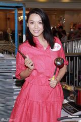 高清组图：陈炜现身秀厨艺 为烹饪比赛任评委