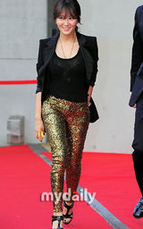 组图：张赫等出席娱乐公司合作协议签署仪式