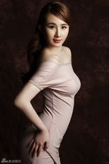 组图：孟瑶冷艳写真曝光  美腿红唇秀低调魅惑