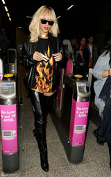 组图：蕾哈娜金发现身伦敦 超短裤搭配T恤