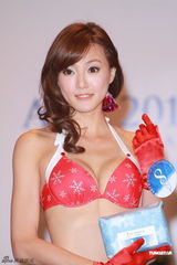 组图：亚姐红色泳装度圣诞 齐秀美胸蛮腰香艳