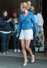 组图：海顿-潘妮蒂尔街拍搭配潮包