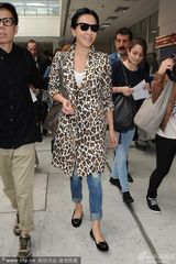 组图：刘嘉玲豹纹黑超抢眼 梁朝伟护花显恩爱