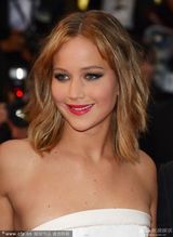 组图：珍妮弗-劳伦斯清爽现身胸部高耸