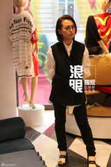 组图：周笔畅亮相时装周 潮店试装备战《歌手》