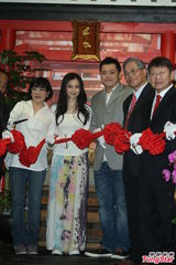 组图：徐若瑄为弟弟站台 白衣长裙文静优雅