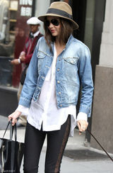 高清组图：超模米兰达-可儿街拍牛仔外套搭衬衣