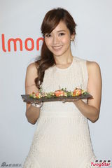 组图：侯佩岑白色长裙亮相 笑容优雅气质甜美