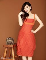 组图：金莎写真展淑女气质 与宠物猫可爱互动