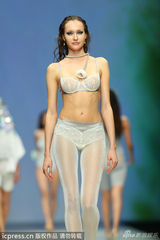 组图：内衣展模特走秀尺度大 爆乳真空狂露股沟