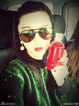 组图：范冰冰伦敦游荡 美艳红唇街头扮文艺