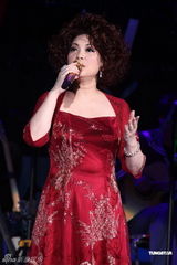 组图：蔡琴一身圣诞红台北开唱 与歌迷过平安夜