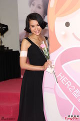 组图：胡杏儿低V宣传慈善 无惧全裸拍宣传照