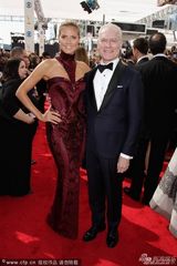 组图：超模海蒂-克鲁姆暗红美裙亮相艾美红毯