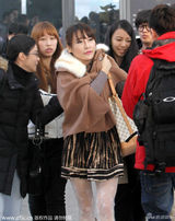 王力宏抵沪与爱妻前后分开走 二嫂险被挤丢(图)