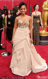 高清组图：阿尼卡-诺尼亮相 素雅礼服闪钻晃眼