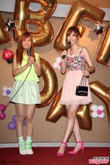 组图：安心亚粉裙亮相歌迷会 台上跳舞性感甜美