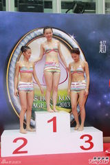 组图：港姐佳丽首度泳衣亮相 水上展傲人身姿