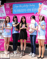 组图：尹胜雅参加反对动物实验签名活动吻爱犬