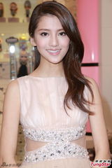 组图：吴千语粉色公主裙亮相 气质优雅甜美十足