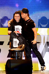 组图：《跑男》香港会粉丝献唱《当年情》