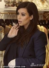 组图：金-卡戴珊硬朗套装遮孕肚 踩高跟鞋血拼